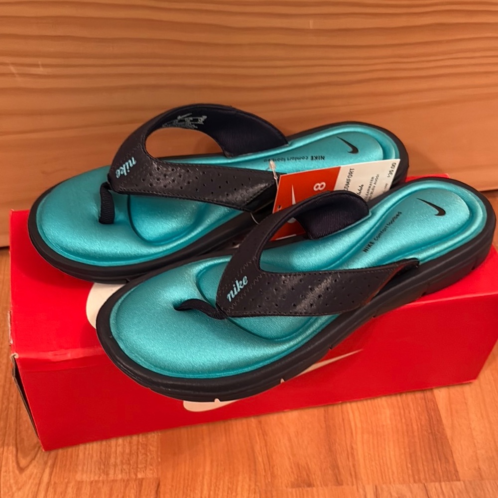 NWT & NIB Nike Teal and Navy Comfort Flip Flops